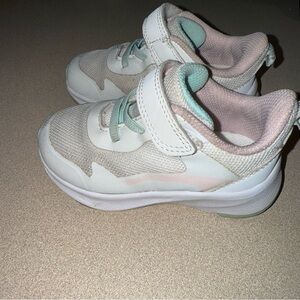 Athletic works toddler girls size 6 white shoes